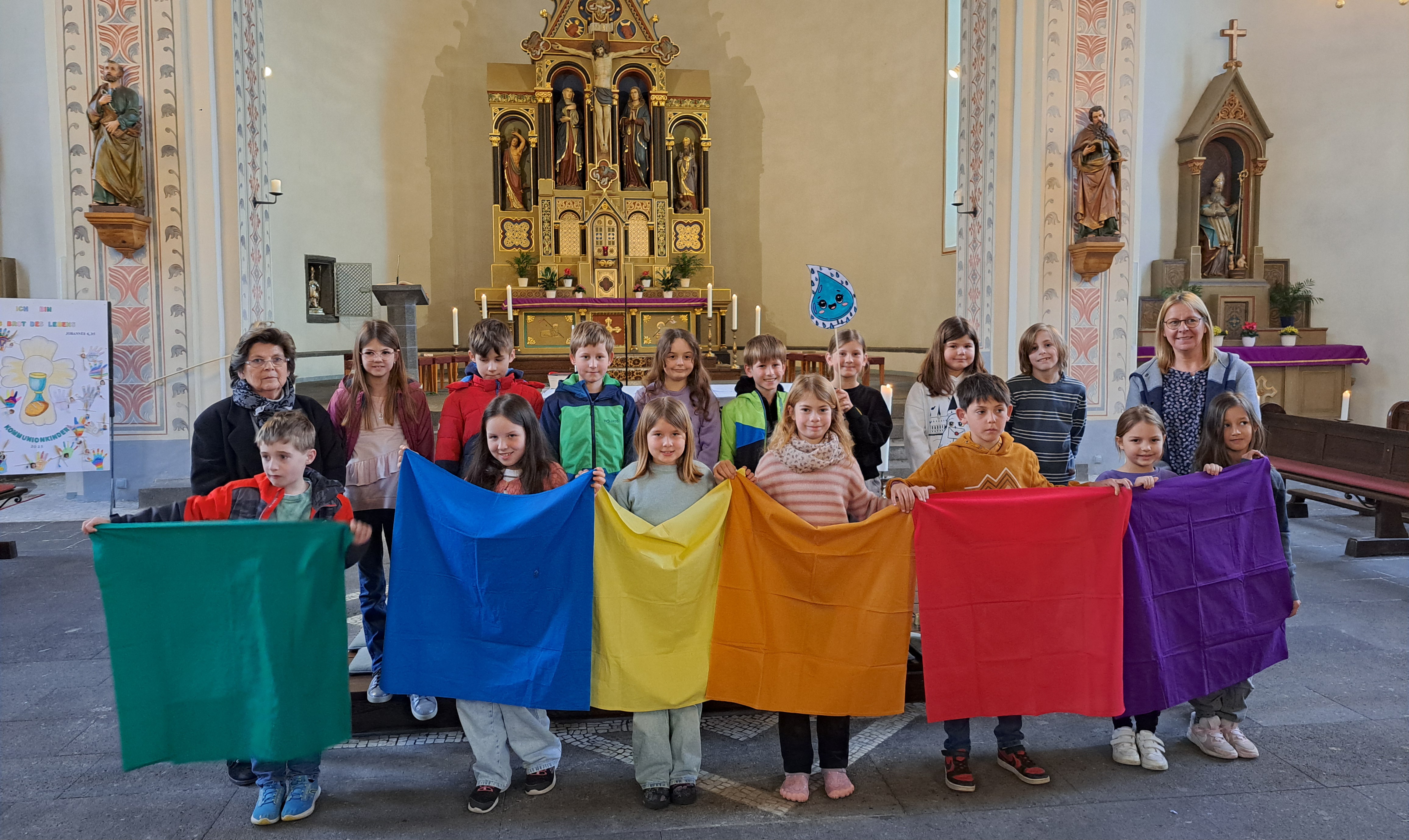 Kommunionkinder gestalten das Hochamt mit